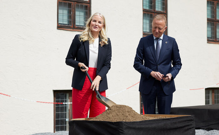 Kronprinsesse Mette-Marit la ned grunnstein. Administrerende direktør i Statsbygg står ved siden av.