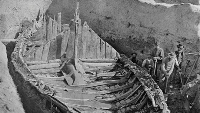 Bilde fra utgravingen av Gokstadskipet i 1880.