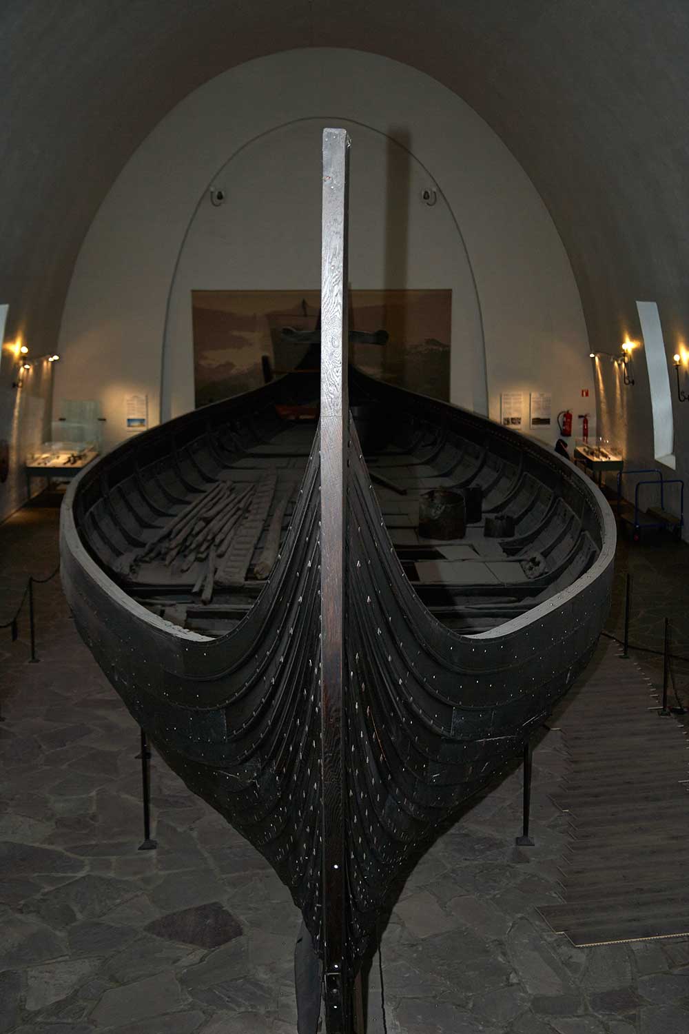 Et utstilt vikingskip, kalt Gokstadskipet